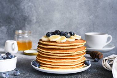 Şerbetli ve böğürtlenli ev yapımı krep. Sabah ve kahvaltı: muzlu ve yaban mersinli krep..