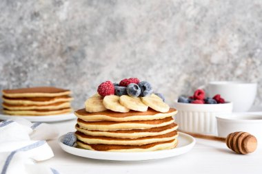 Kahvaltı için mutfak masasında böğürtlenli ve şuruplu krep yığını. Günaydın.