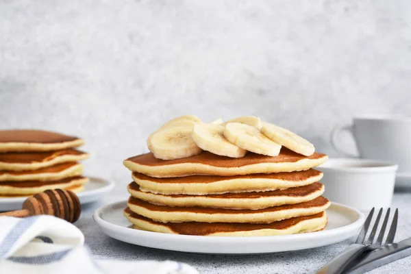 Stapel Honig Und Bananen Pfannkuchen Auf Dem Küchentisch Zum Frühstück — Stockfoto