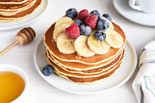 Kahvaltı için mutfak masasında böğürtlenli ve şuruplu krep yığını. Günaydın.