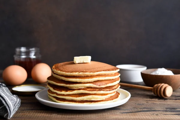 Blini Oder Pfannkuchen Stapeln Sich Auf Einem Holztisch Mit Butter — Stockfoto
