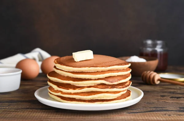 Blini Panqueques Apilan Mesa Madera Con Mantequilla Maslenitsa Concepto Vacaciones —  Fotos de Stock