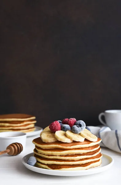 Pilha Panquecas Com Bagas Xarope Uma Mesa Cozinha Para Café Imagens De Bancos De Imagens Sem Royalties