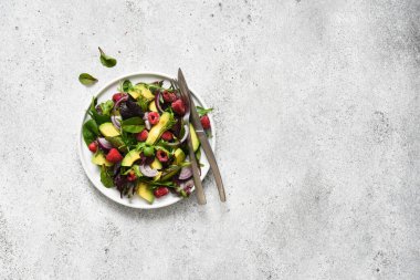 Salata ile roka, avokado ve ahududu karıştırın. Yukarıdan görüntüle