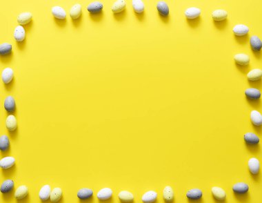 Sarı arka planda renkli Paskalya yumurtası, Paskalya süslemesi