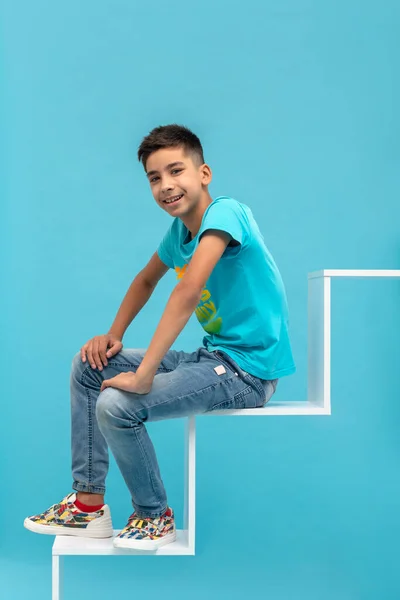 Studio Shot Van Een Jonge Lachende Tienerjongen Blauw Shirt Jeans — Stockfoto