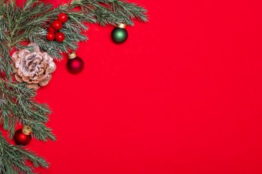 Kış tatili için tebrik kartı. Kartpostal, poster, davetiye ve üzerinde Mutlu Noeller yazan bir davetiye! kopyalama alanı ile