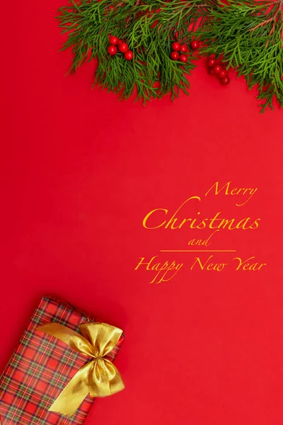 冬休みのグリーティングカード ポストカード ポスター 碑文メリークリスマスの招待状 赤の背景には — ストック写真