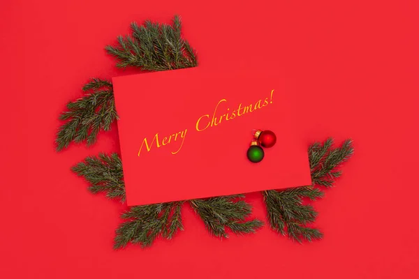 冬休みのグリーティングカード ポストカード ポスター 碑文メリークリスマスの招待状 赤の背景には — ストック写真