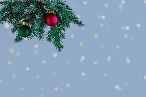 冬休みのグリーティングカード クリスマスツリーは ボケとコピースペースの青い背景にボールで小枝 はがき ポスター 招待状 — ストック写真