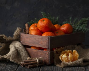 Noel ya da Yeni Yıl 'da mandalinaların ahşap dikdörtgen bir plakanın üzerinde ladin dallarıyla uzanan kırsal yaşamı