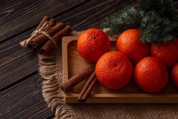 Weihnachten Oder Neujahr Rustikales Stillleben Von Mandarinen Die Auf Einem — Stockfoto