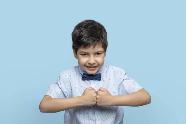 Emocionální Portrét Malého Chlapce Oblečeného Modré Košili Motýlkem Hravě Svírajícího — Stock fotografie