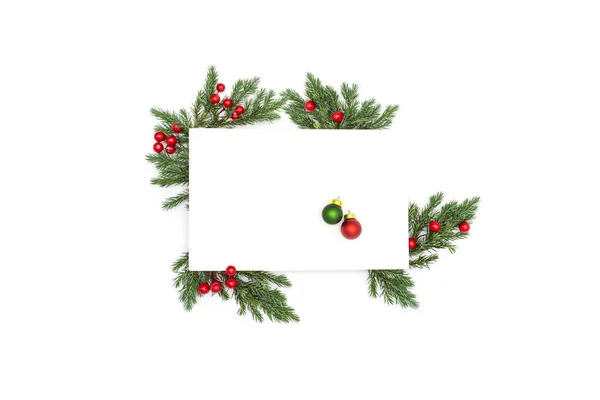 冬休みのグリーティングカード 白い背景にクリスマスツリーと白いレタリングの封筒の小枝 はがき ポスター 招待状 — ストック写真