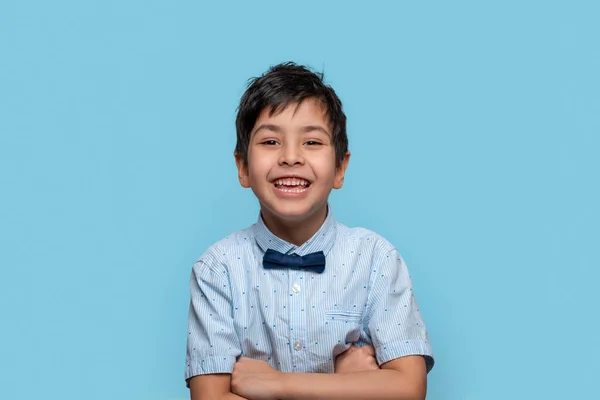 Emoční Pas Nahoru Portrét Rozesmátého Chlapce Modrém Tričku Lukem Proti — Stock fotografie