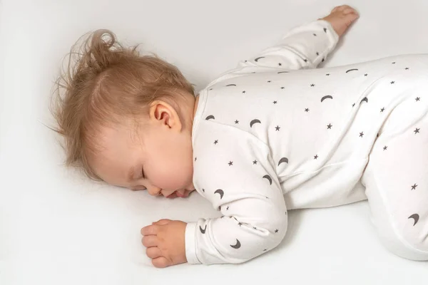 Close Retrato Bebê Loiro Dormindo Calmamente Sua Barriga Berço — Fotografia de Stock