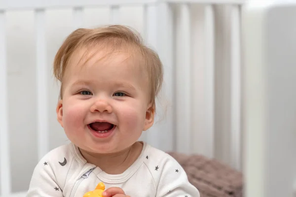 Feche Retrato Bebê Sorridente Sentado Berço Branco Criança Tem Bochechas — Fotografia de Stock