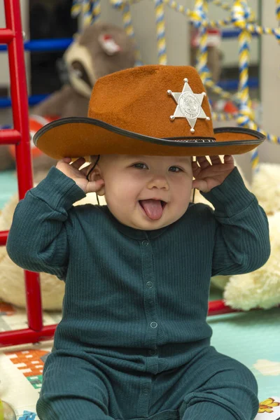 Retrato Meio Comprimento Bebê Alegre Chapéu Cowboy Parque Infantil Ela — Fotografia de Stock
