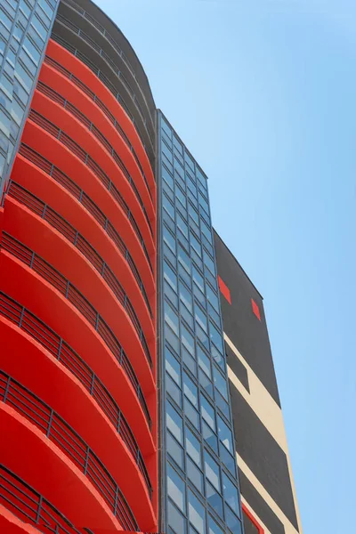 유럽의 건물의 전면을 장식하고 전면은 기하학적 도형으로칠 — 스톡 사진