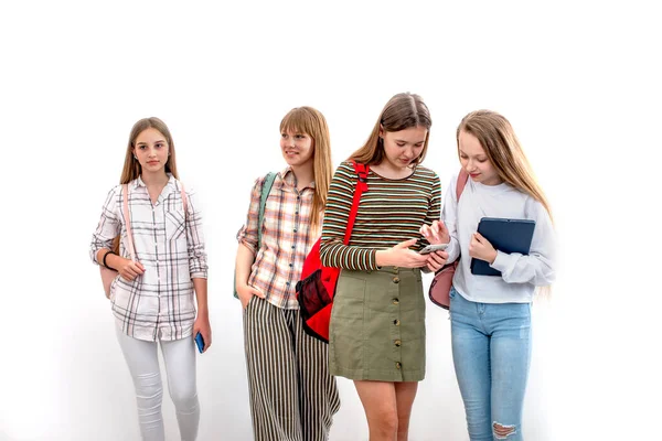 スタジオで白を背景に歩くバックパックを持つ陽気な学生のグループ 若者の友情 Together Concept — ストック写真