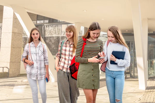 バックパックを持つ陽気な学生のグループは キャンパスの屋外で歩く 若者の友情 Together Concept — ストック写真