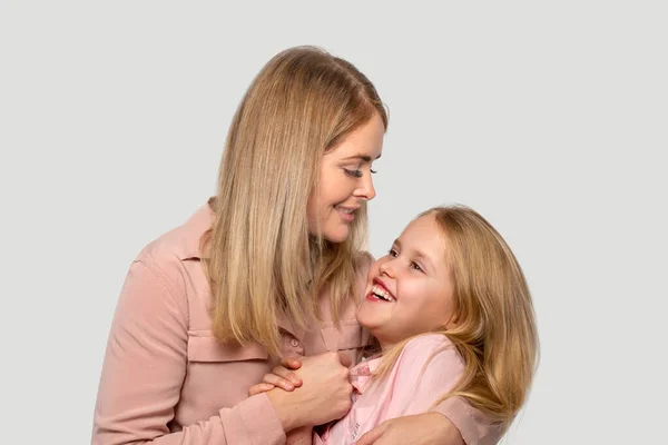 Media Longitud Retrato Feliz Alegre Mamá Hija Mirándose Con Ternura — Foto de Stock