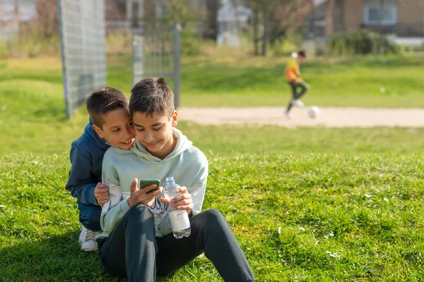 Kinderen Brengen Tijd Samen Door Natuur Spelen Spelletjes Hun Telefoon — Stockfoto