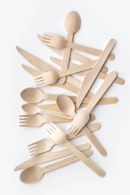 Beyaz arka planda duran ahşap çevre dostu çatal bıçak seti. Ekoloji kavramı