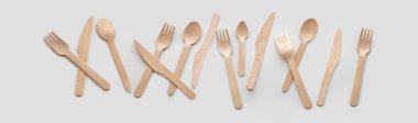 Beyaz arka planda sıralanmış ahşap çevre dostu çatal bıçak seti. Ekoloji kavramı