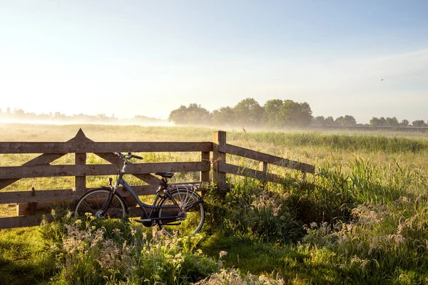 Schöne Landschaft Des Morgenfeldes Mit Nebel Holzzaun Steht Ein Fahrrad — Stockfoto