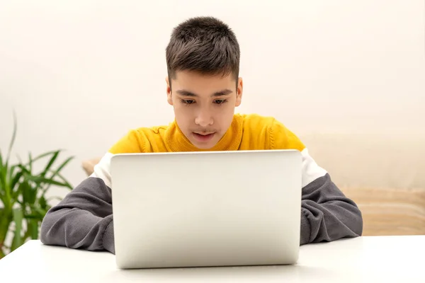 Shot Serious Schoolboy Wearing Yellow Shirt Using Laptop Indoor — 图库照片