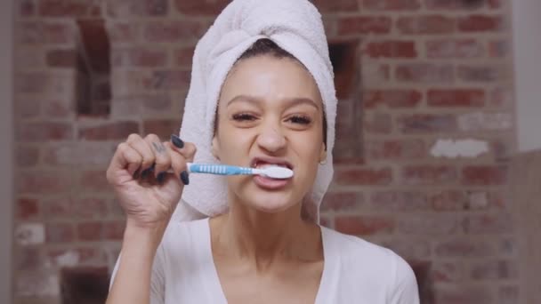 Mladá, krásná, šťastná, afroameričanka si čistí zuby v zrcadle před spaním — Stock video