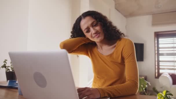 Estudante afro-americana trabalhando em casa sentindo dor no pescoço enquanto estudava por longas horas — Vídeo de Stock