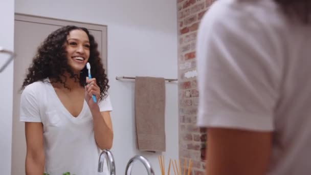 Afrikai amerikai nő énekel a fürdőszobában fogkefével — Stock videók