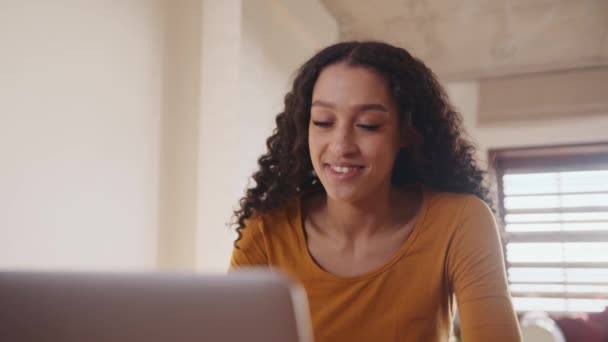 生産的な仕上げの課題である彼女のラップトップ上の自宅から作業しながら笑顔若い美しいアフリカ系アメリカ人女性のクローズアップ — ストック動画