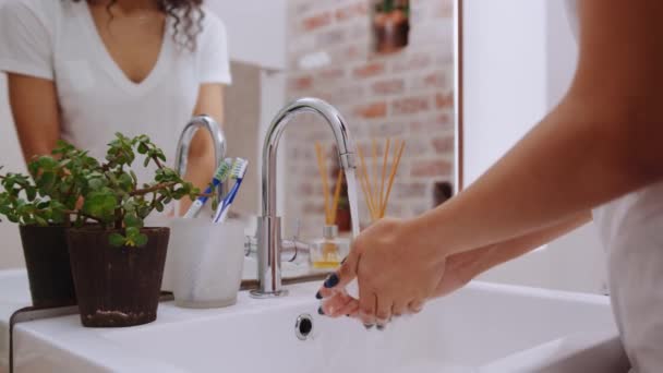 Afro-americano mani di lavaggio femminili in bagno — Video Stock