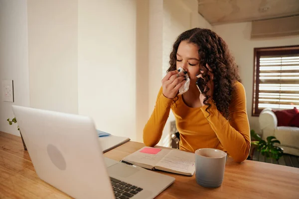 Multi-culturele Jonge professionele snuit neus tijdens het nemen van zakelijke oproep. Afgelegen werkende vrouw ziek thuis — Stockfoto