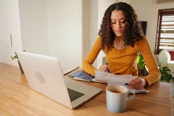 Multi-cultural femenina, joven profesional a distancia trabajando con el ordenador portátil en apartamento moderno — Foto de Stock