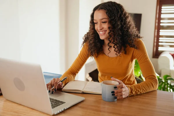 Mujer de negocios afroamericana sonriendo trabajando desde casa escribiendo en el portátil — Foto de Stock