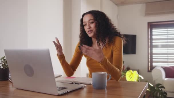 Multiculturele jonge volwassen vrouw gelukkig praten tijdens online vergadering, werken op afstand van huis bij trendy keuken teller. — Stockvideo