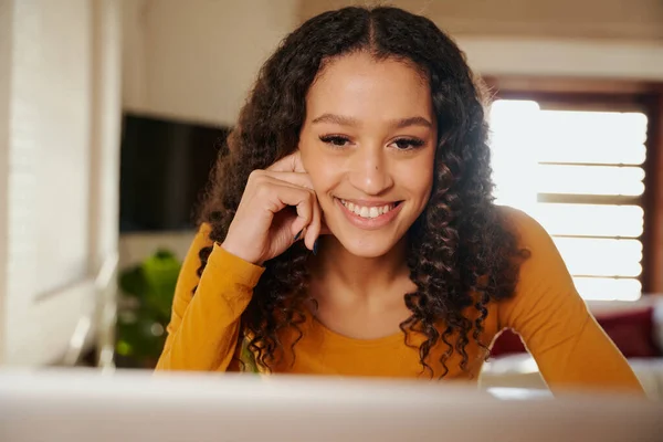 Afro-Amerikaanse vrouw glimlachen terwijl het aangaan van video gesprek met klanten — Stockfoto