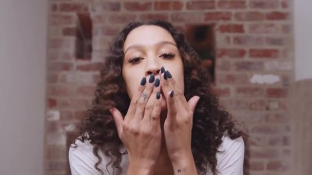 Afroamerykanka mycie twarzy przed snem uczucie czyste i odświeżone — Wideo stockowe
