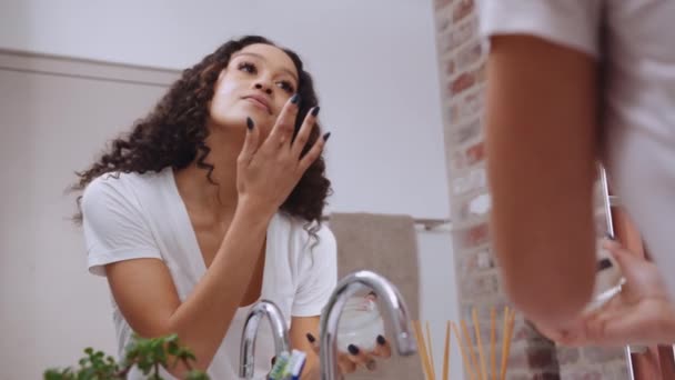 아프리카계 미국 여성 화장실에서 위생 연습 — 비디오