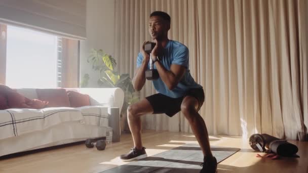Jonge Afro Amerikaanse Man Traint Doet Pulserende Hurken Lounge Een — Stockvideo