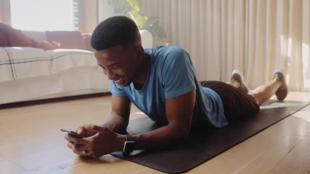 Jonge Gelukkige Zwarte Afro Amerikaanse Man Die Thuis Traint Sms — Stockvideo