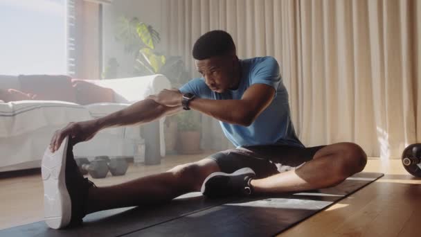 Молодой Афроамериканец Чернокожий Мужчина Растягивает Ноги Подколенные Сухожилия Коврике Спортзала — стоковое видео