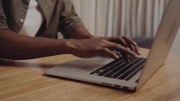 Jovem Adulto Negro Negro Afro Americano Digitando Laptop Close Mãos — Vídeo de Stock