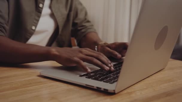 Крупный План Молодого Афроамериканского Чернокожего Мужчины Печатающего Ноутбуке Закрывая Руки — стоковое видео