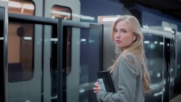 Business blond flicka väntar på tunnelbanetåg, ger ett långfinger till främling — Stockvideo