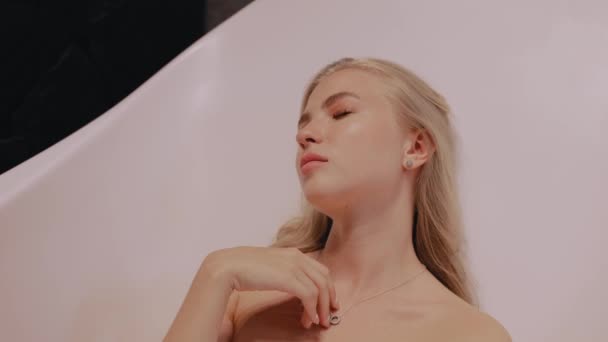 Молодая блондинка принимает ванну утром, расслабляется перед трудным днем — стоковое видео